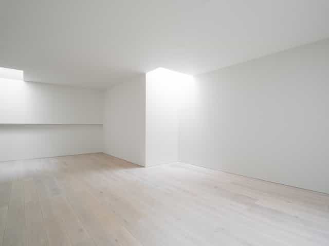Minimalist event space with natural light, perfect for workshops and networking.