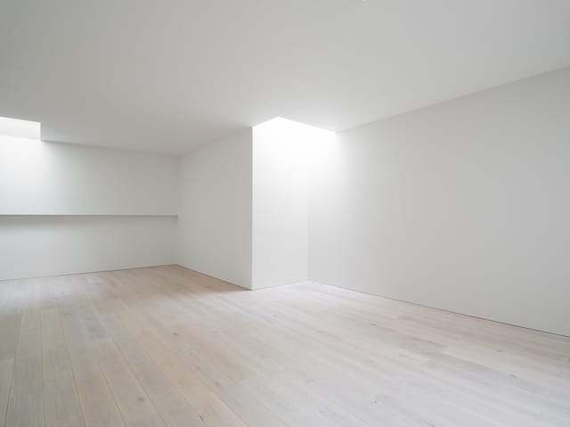 Minimalist event space with natural light, perfect for workshops and networking.