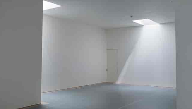 Minimalist event space with natural light, ideal for workshops and art exhibitions.