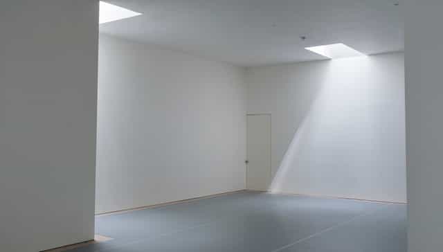 Minimalist event space with natural light, ideal for workshops and art exhibitions.