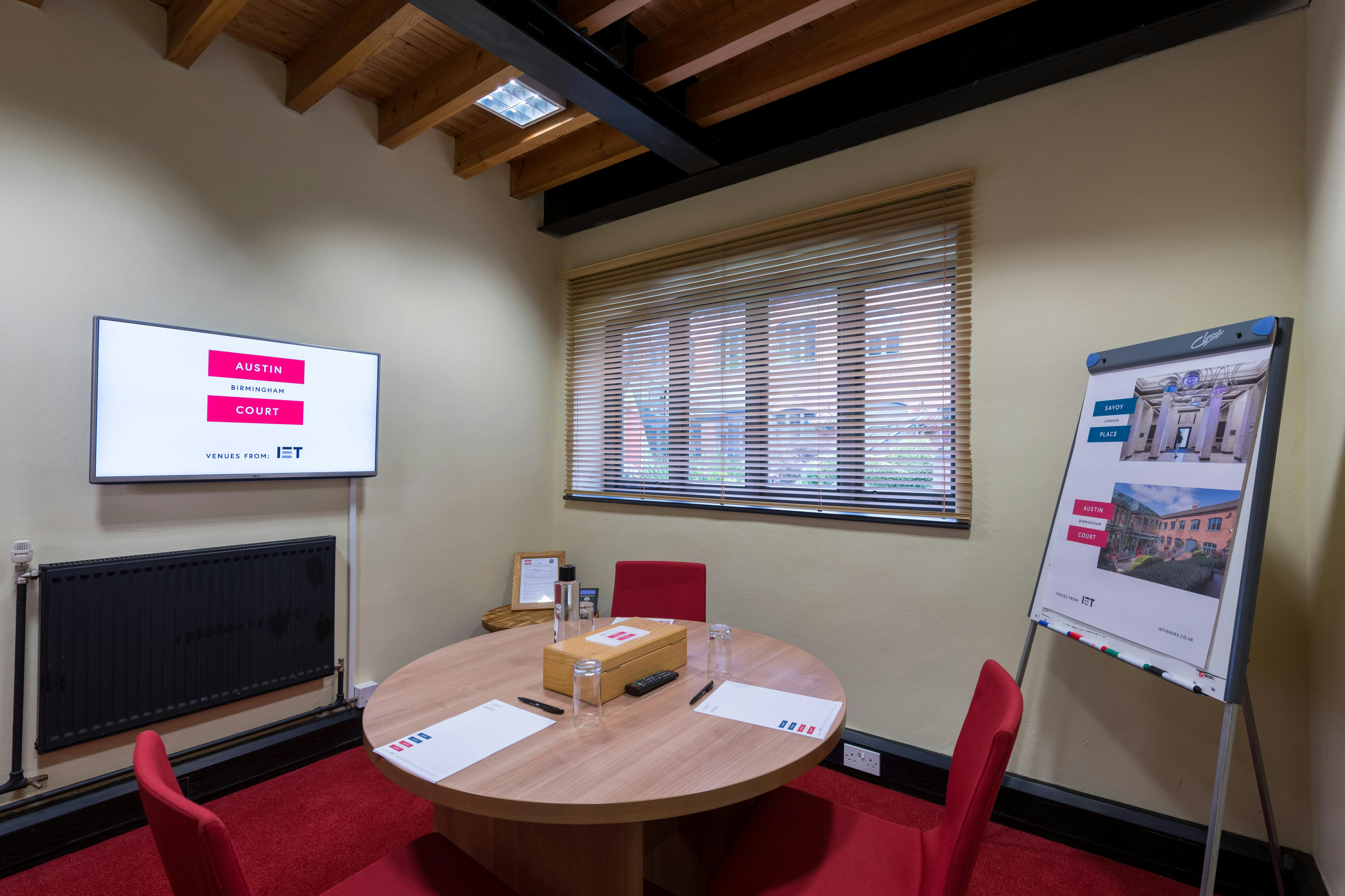 Edison Room at IET Birmingham: round table meeting space for presentations and gatherings.