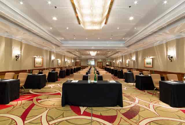 Hyde Park meeting room with black tablecloths, ideal for workshops and conferences.
