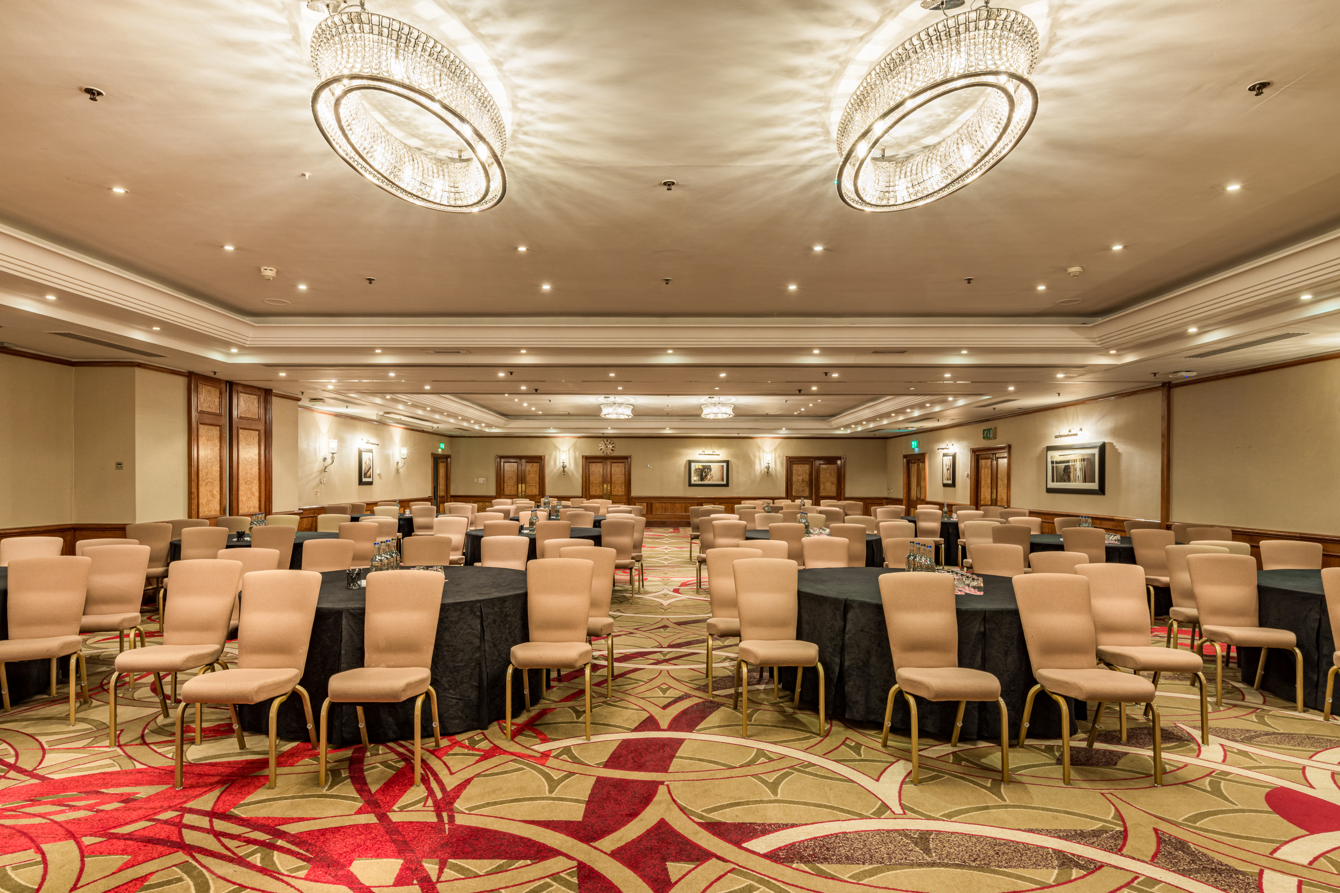 Hyde Park meeting room with round tables, ideal for conferences and workshops. - Banner