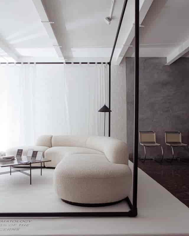 Modern lounge area with curved sofa, ideal for networking events at fivefourstudios.