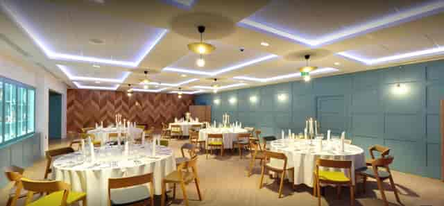 Elegant Great Hall with round tables, ideal for corporate events and celebrations.