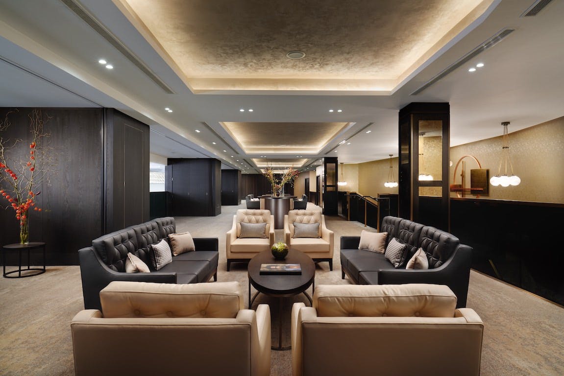 Sophisticated lounge at Hilton London Bankside for networking events and relaxation.