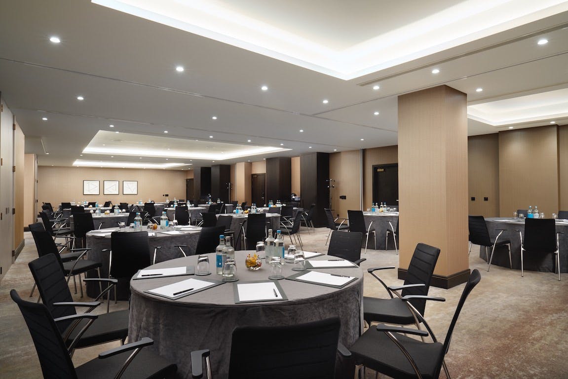 Globe Suite meeting space at Hilton London Bankside, ideal for corporate workshops.