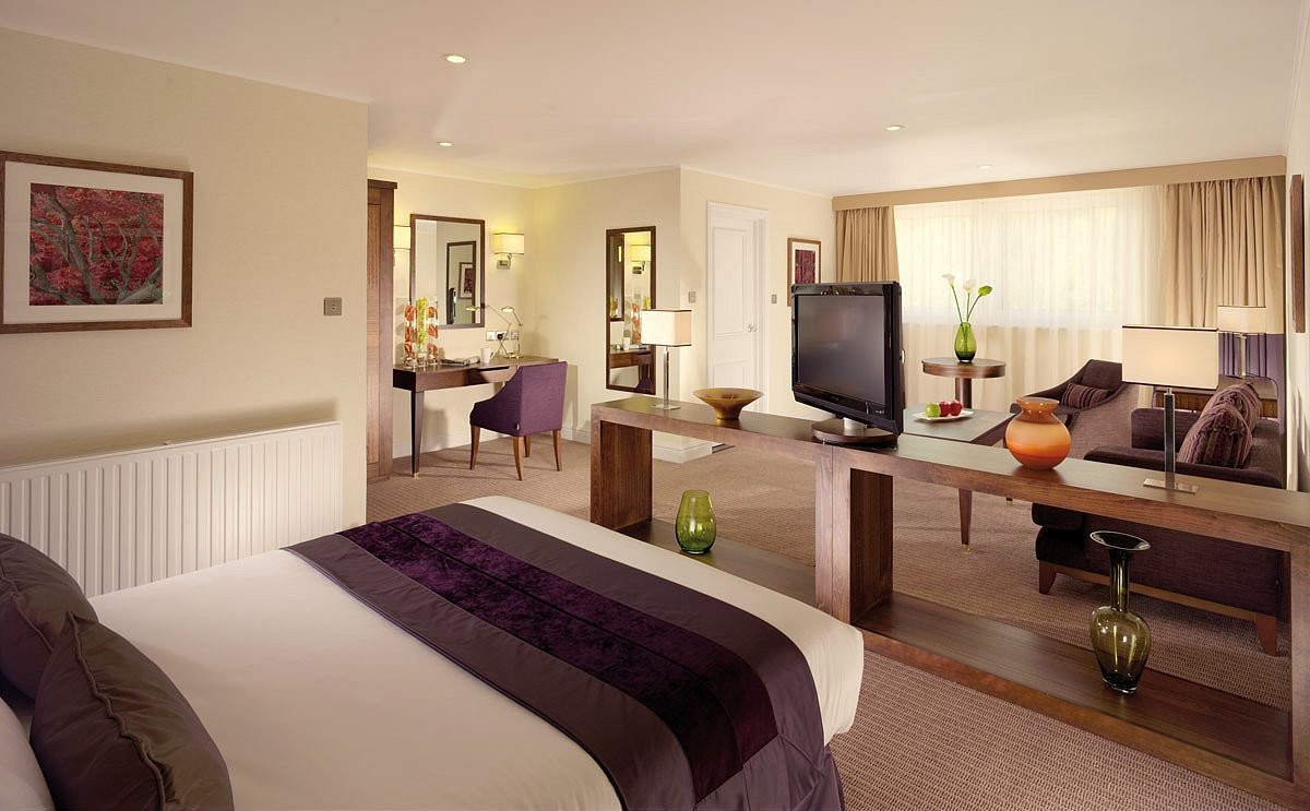 Dublin Suite at Regency Park Hotel, spacious meeting space with natural light. - Banner