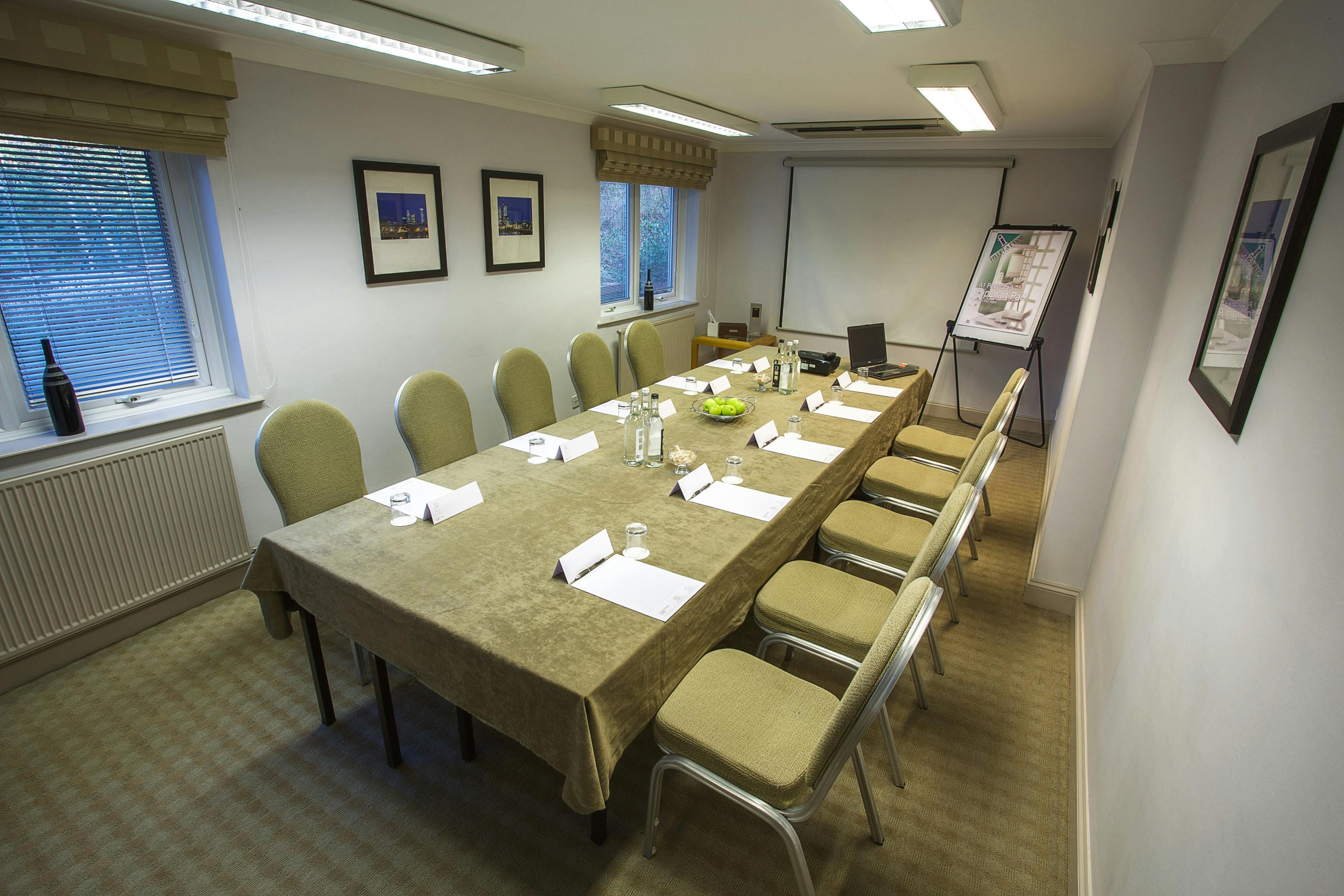 Frankfurt Suite meeting room with natural light, ideal for professional gatherings and workshops.