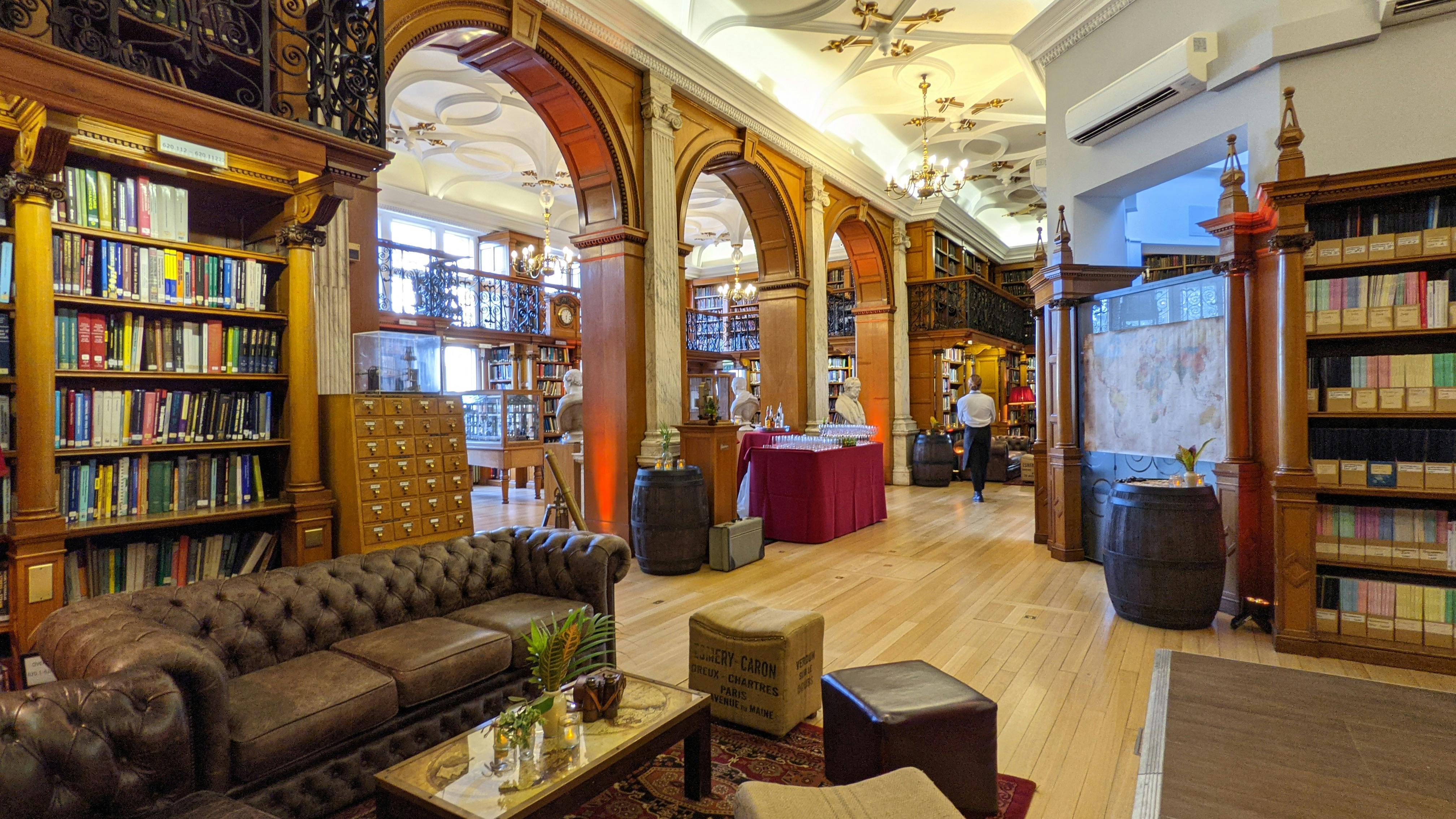 Elegant library with wooden architecture, ideal for intimate meetings and events.