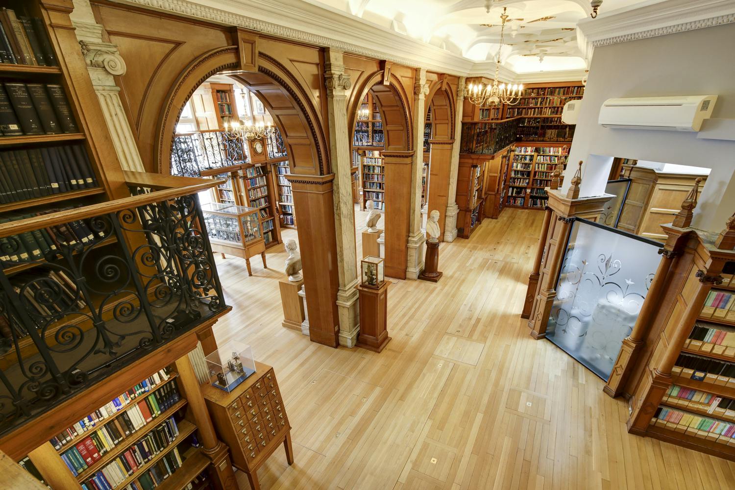 Elegant library with wooden architecture, ideal for workshops and literary events.