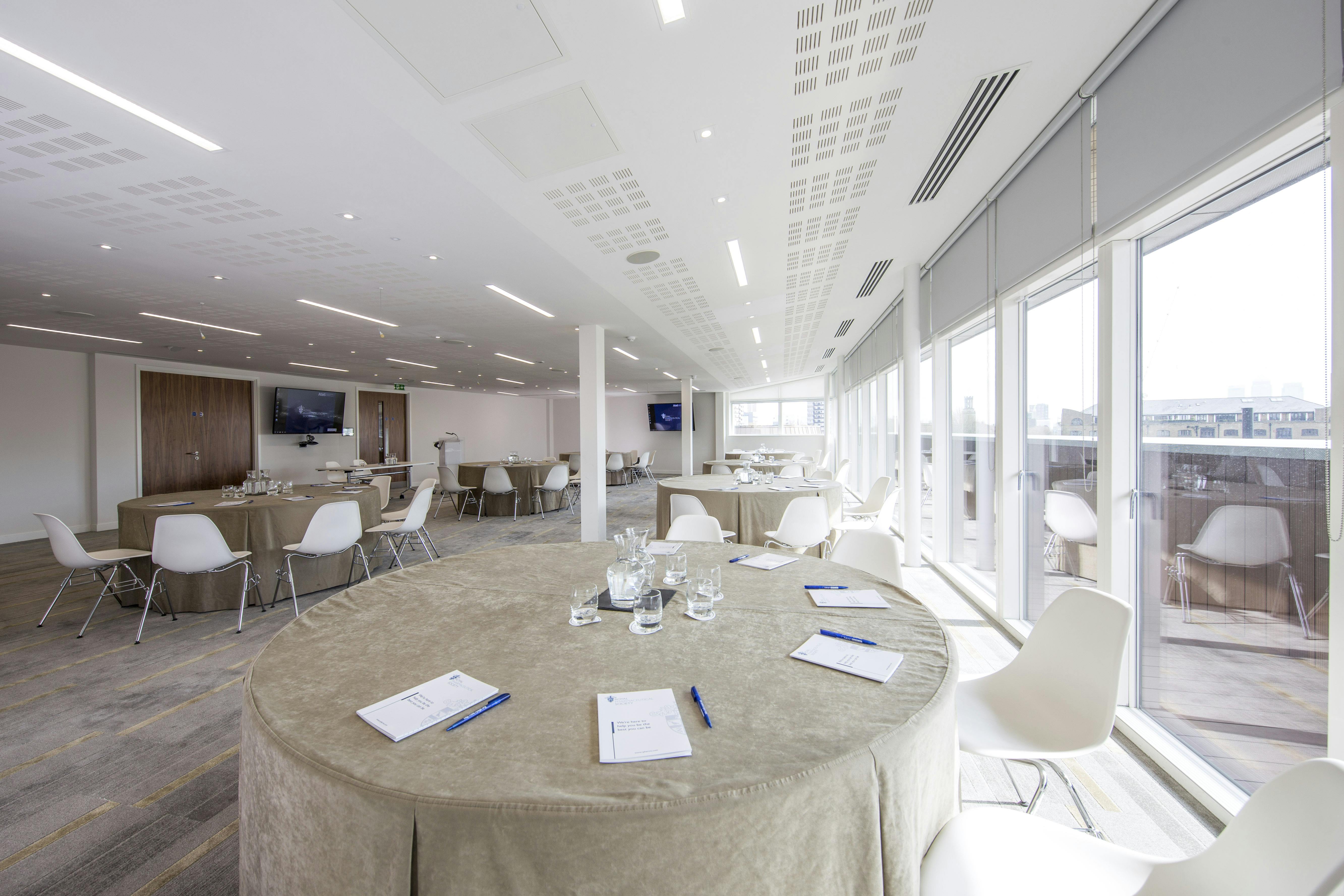 Modern meeting space with round tables, ideal for corporate events and workshops.