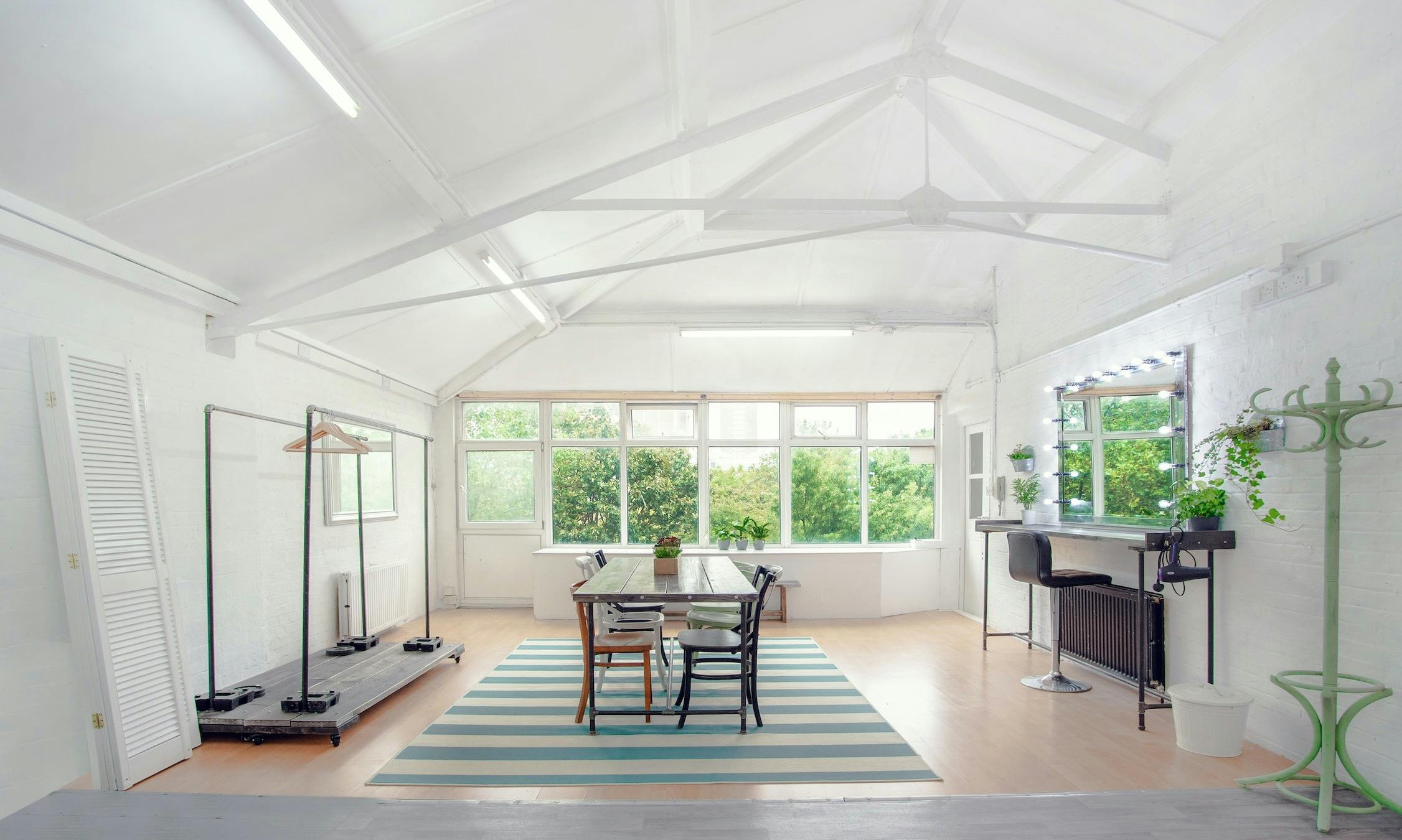 Bright meeting space with large windows, ideal for workshops and gatherings.