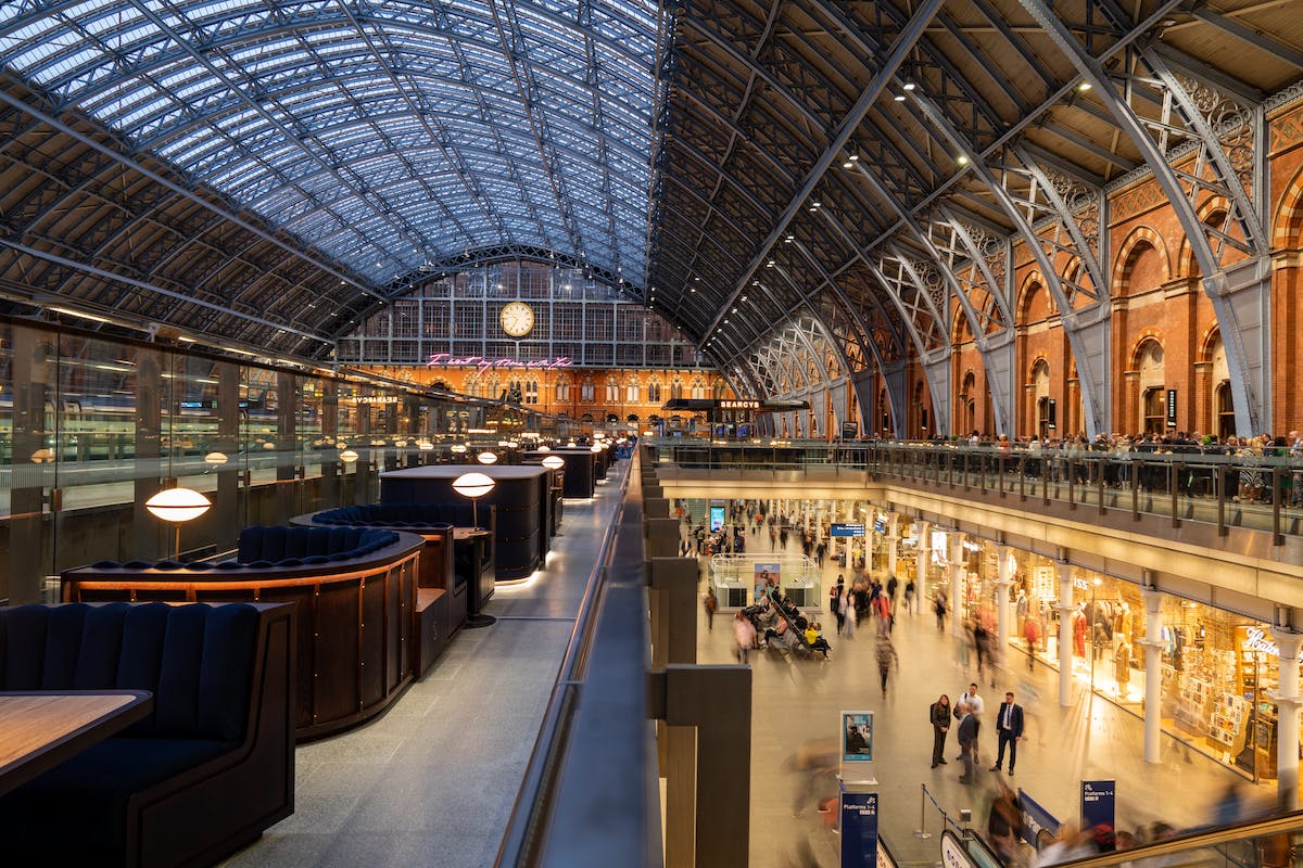 Champagne Bar at St Pancras: elegant venue for events with stunning architecture.