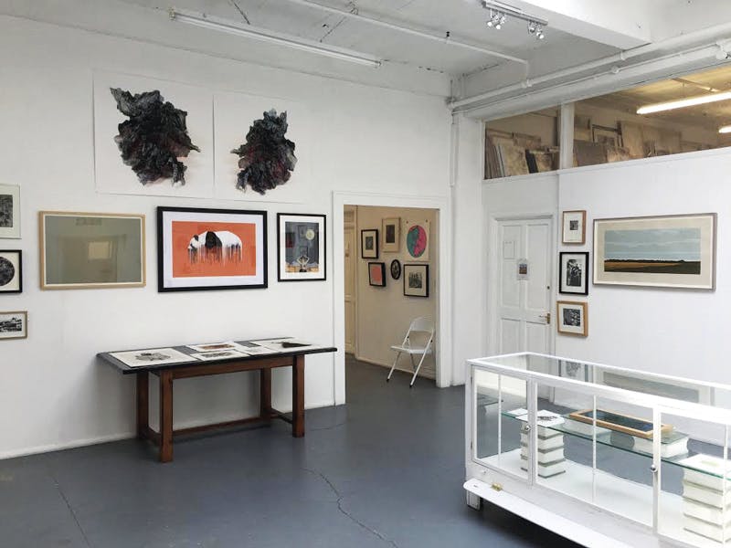 Contemporary art gallery with white walls, ideal for creative events and workshops.