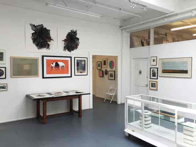 Contemporary art gallery with white walls, ideal for creative events and workshops.
