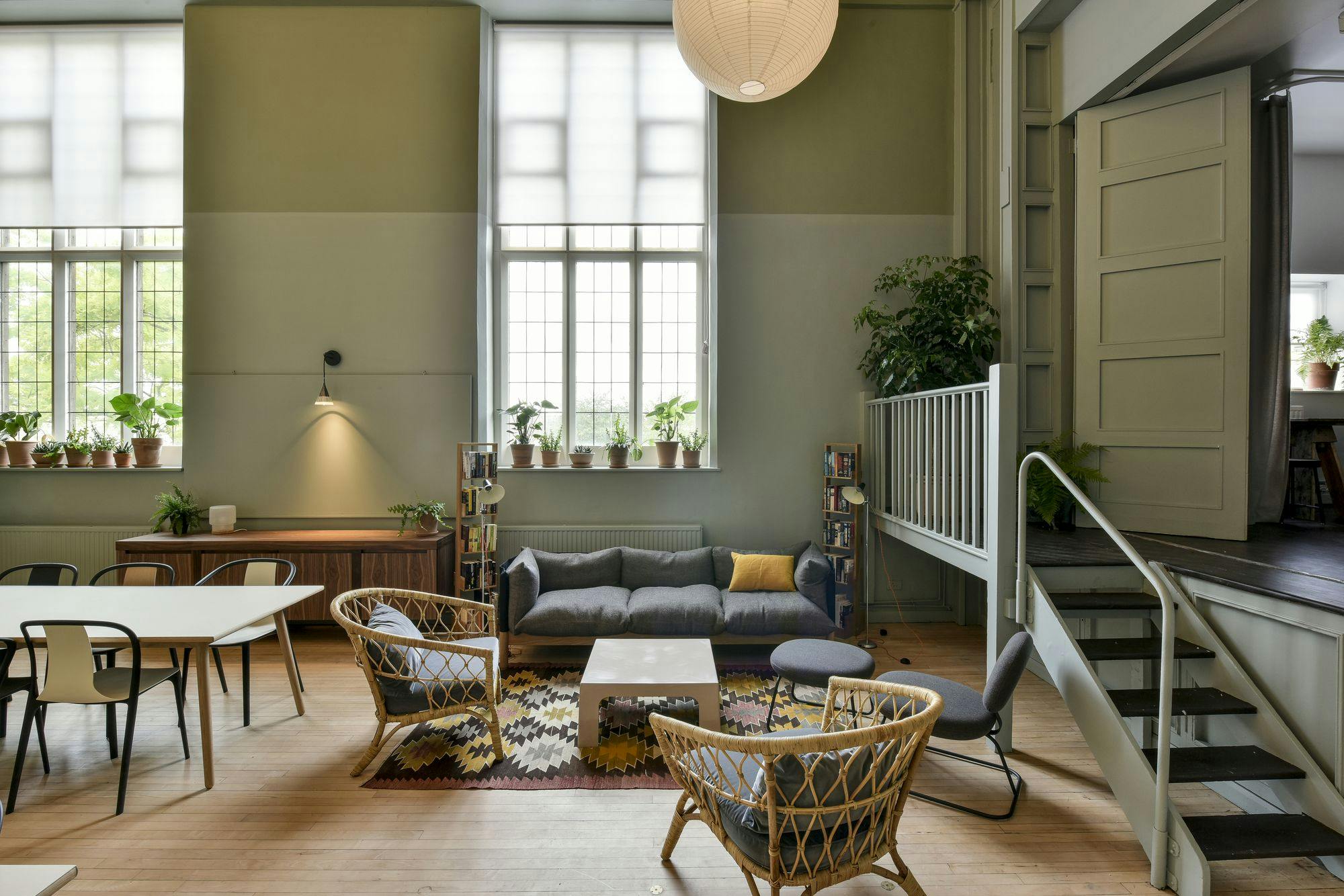 Stylish meeting space with natural light at Refettorio Felix, ideal for brainstorming sessions.