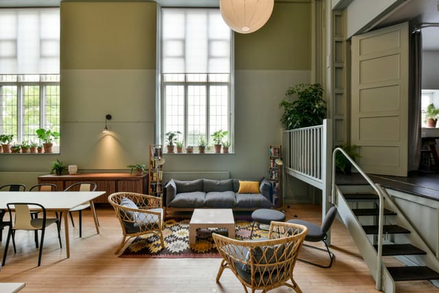 Stylish meeting space with natural light, ideal for workshops and team-building events.