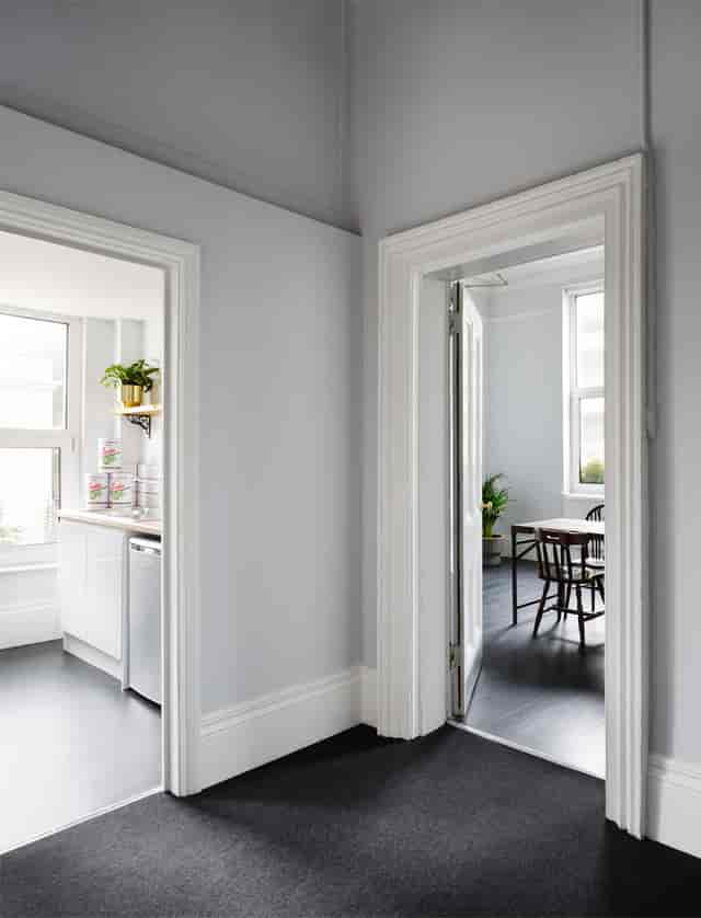 Modern studio in Landor Space, ideal for meetings and events with natural light.
