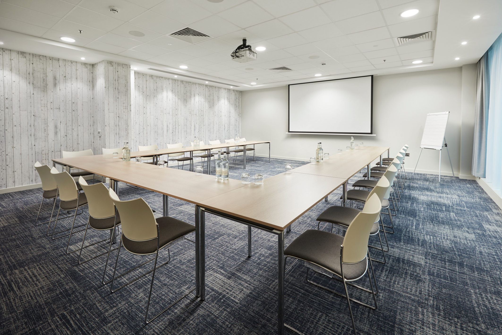 Modern conference room with rectangular table, ideal for corporate meetings and workshops.