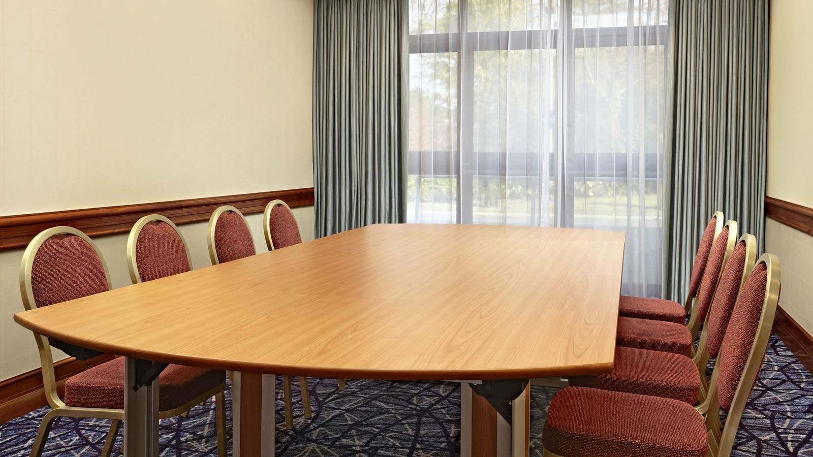 Stockholm Room at Sheraton Skyline Hotel: spacious meeting room with wooden table, ideal for workshops.