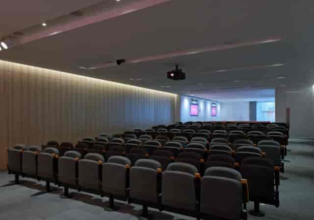 Modern conference room with tiered seating, perfect for corporate meetings and seminars.
