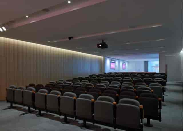 Modern conference room with tiered seating, ideal for corporate meetings and seminars.