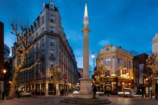 Private Room 4 at Radisson Blu, London: elegant venue for outdoor receptions and networking.