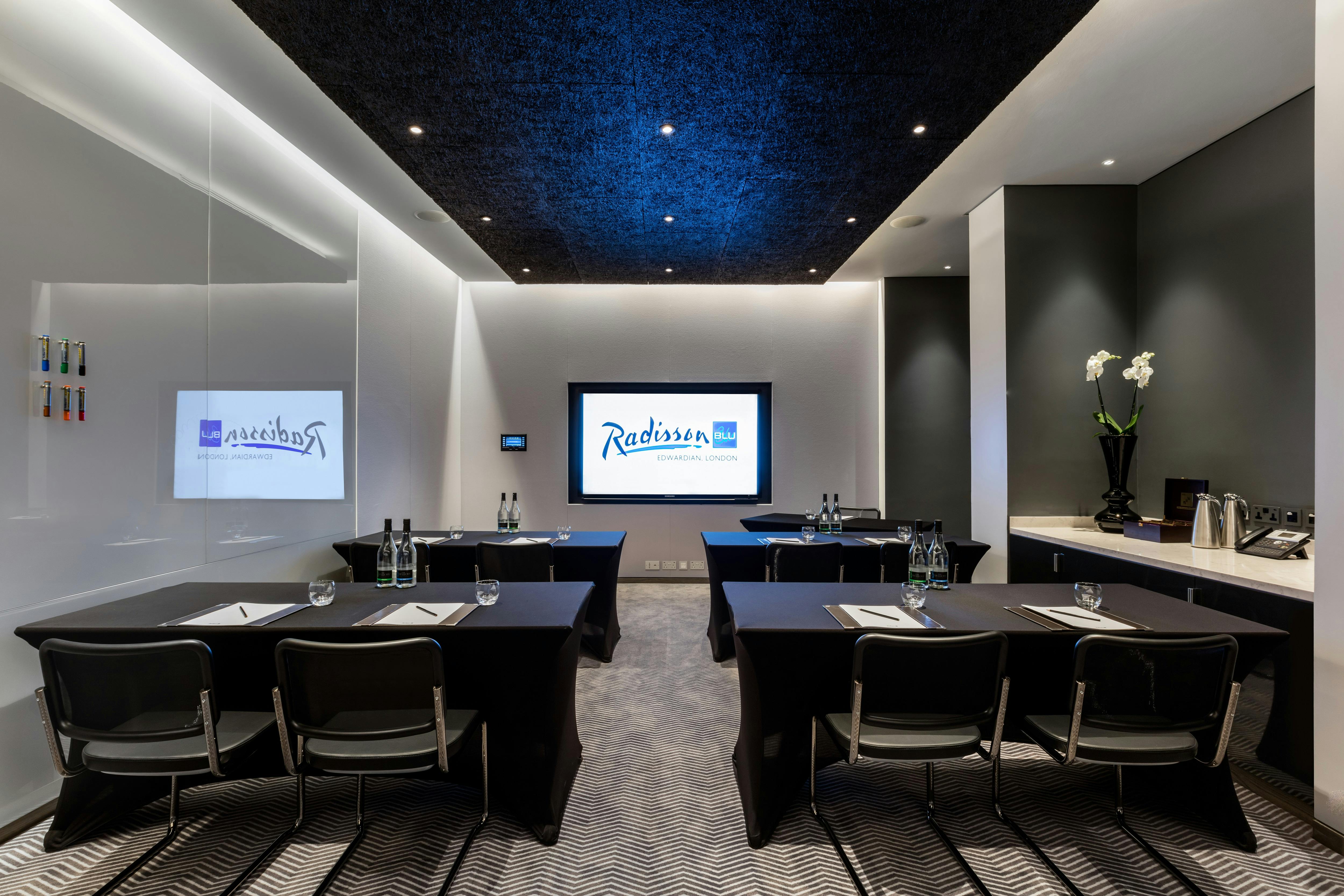 Modern meeting room at Radisson Blu London, ideal for corporate events and workshops.