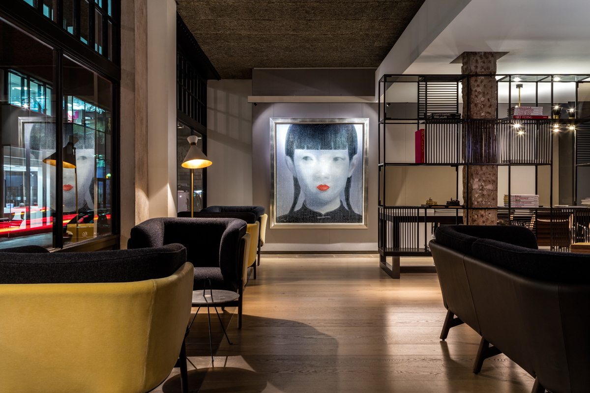 Private Room 6 at Radisson Blu London: modern lounge for networking events, stylish seating. - Banner