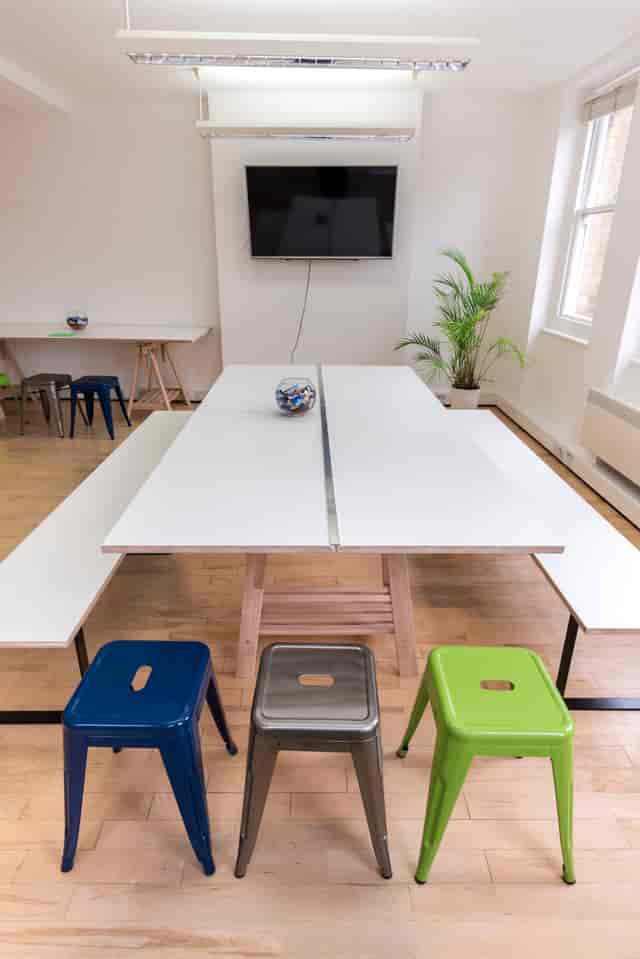 Modern meeting space with minimalist table, ideal for collaborative sessions and presentations.