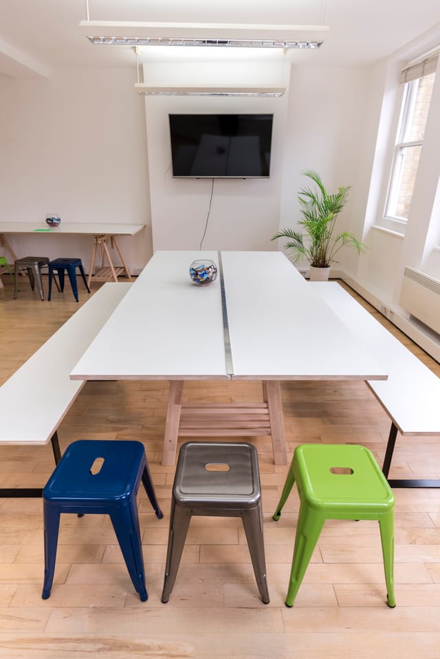 Modern meeting space with minimalist table, ideal for collaborative sessions and presentations.