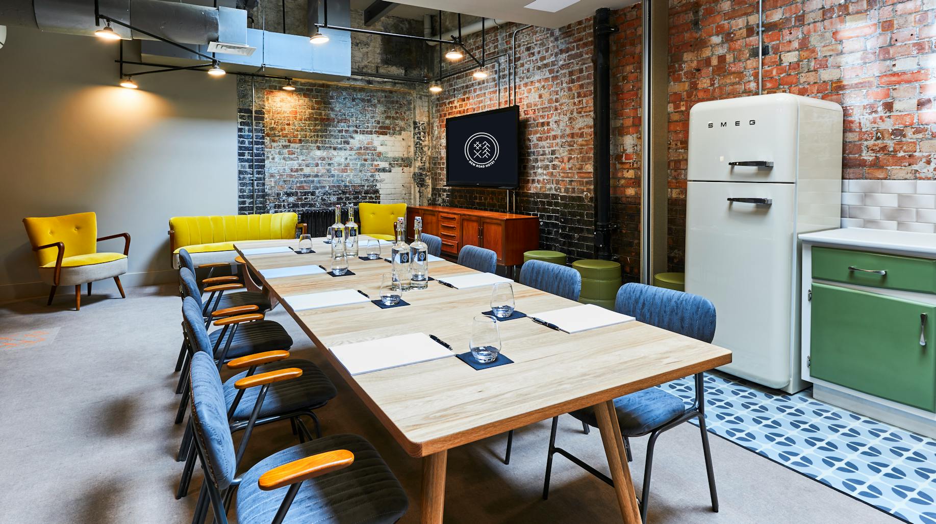 Stylish meeting room with wooden table, ideal for workshops and brainstorming sessions.