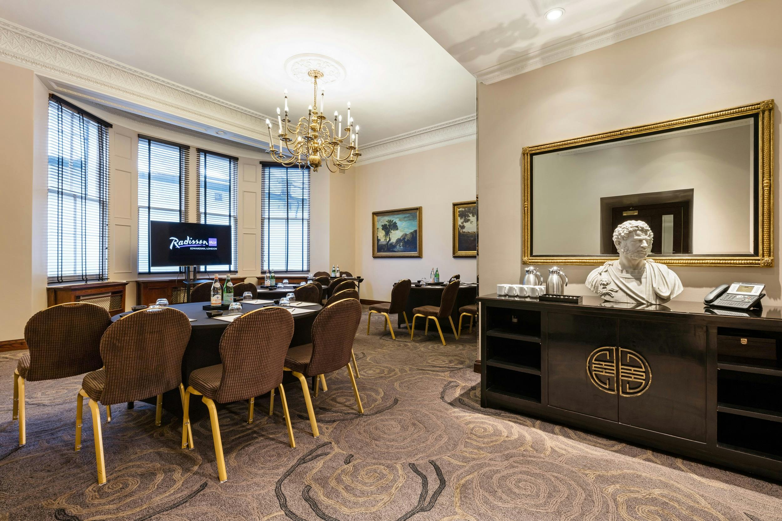 Edwardian Suite at Radisson Blu, London: elegant meeting room for corporate events.