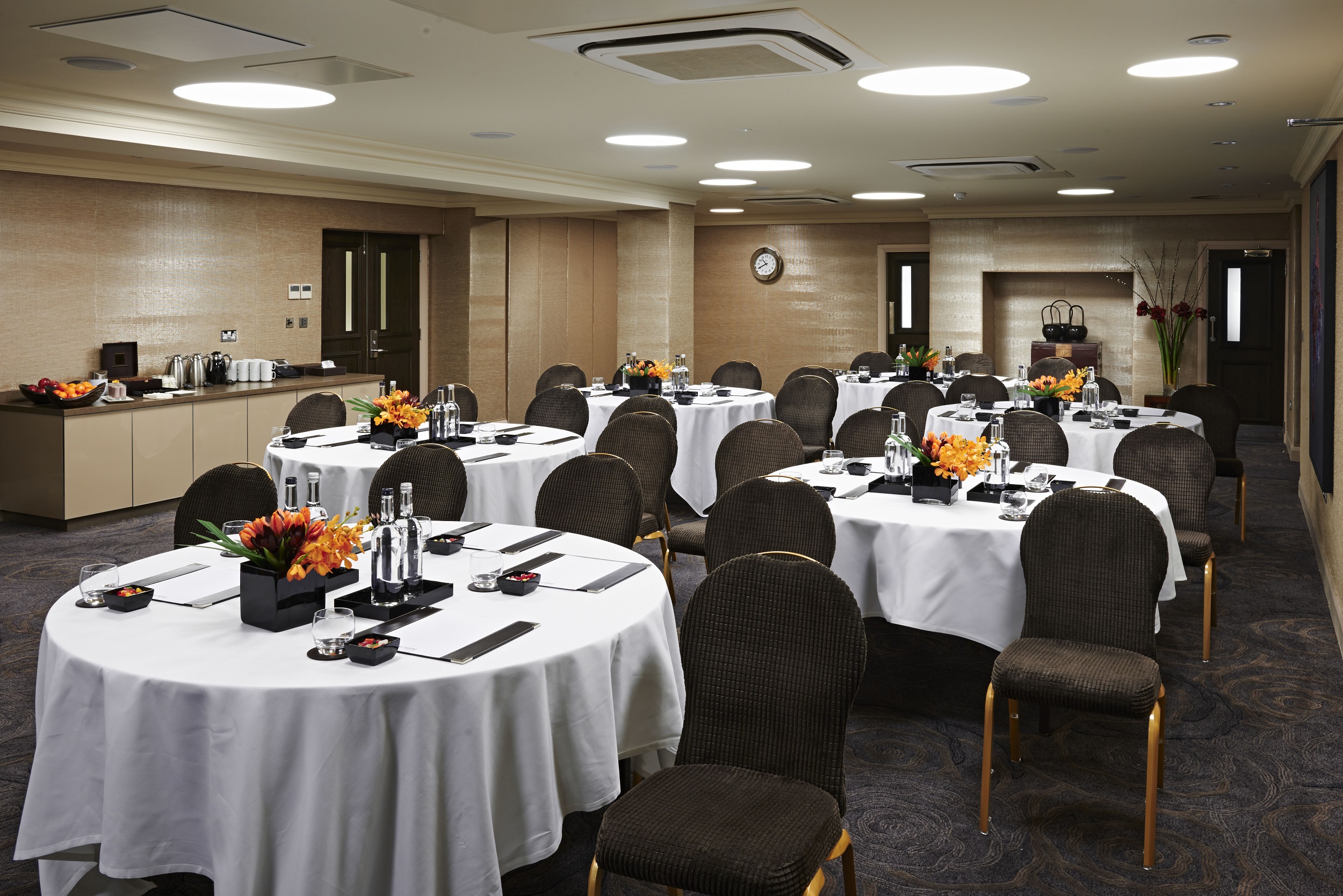 Victoria & Albert Suite, Radisson Blu London: elegant meeting space for corporate events.