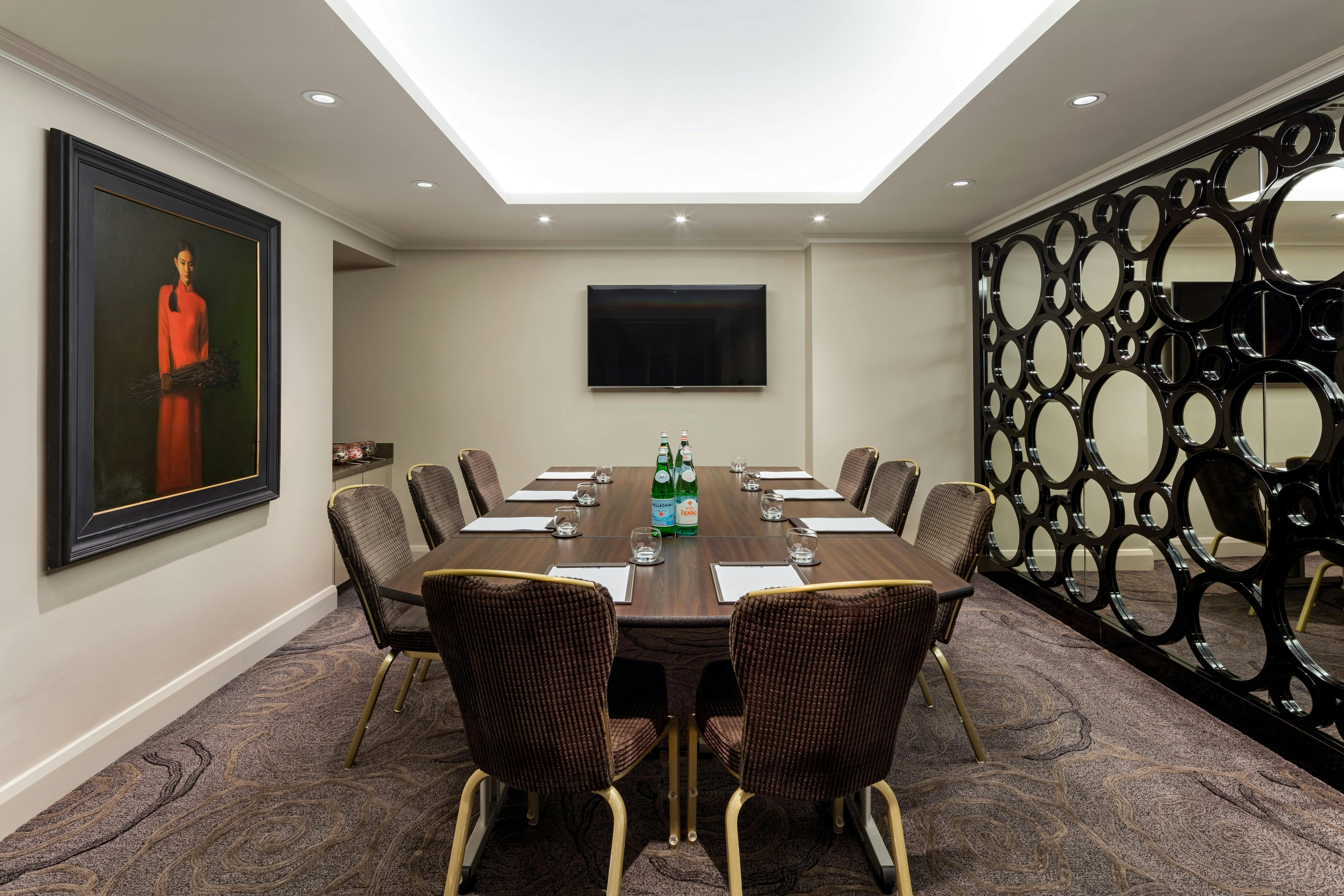 Private Room 7 at Radisson Blu, London: elegant meeting space for corporate events.