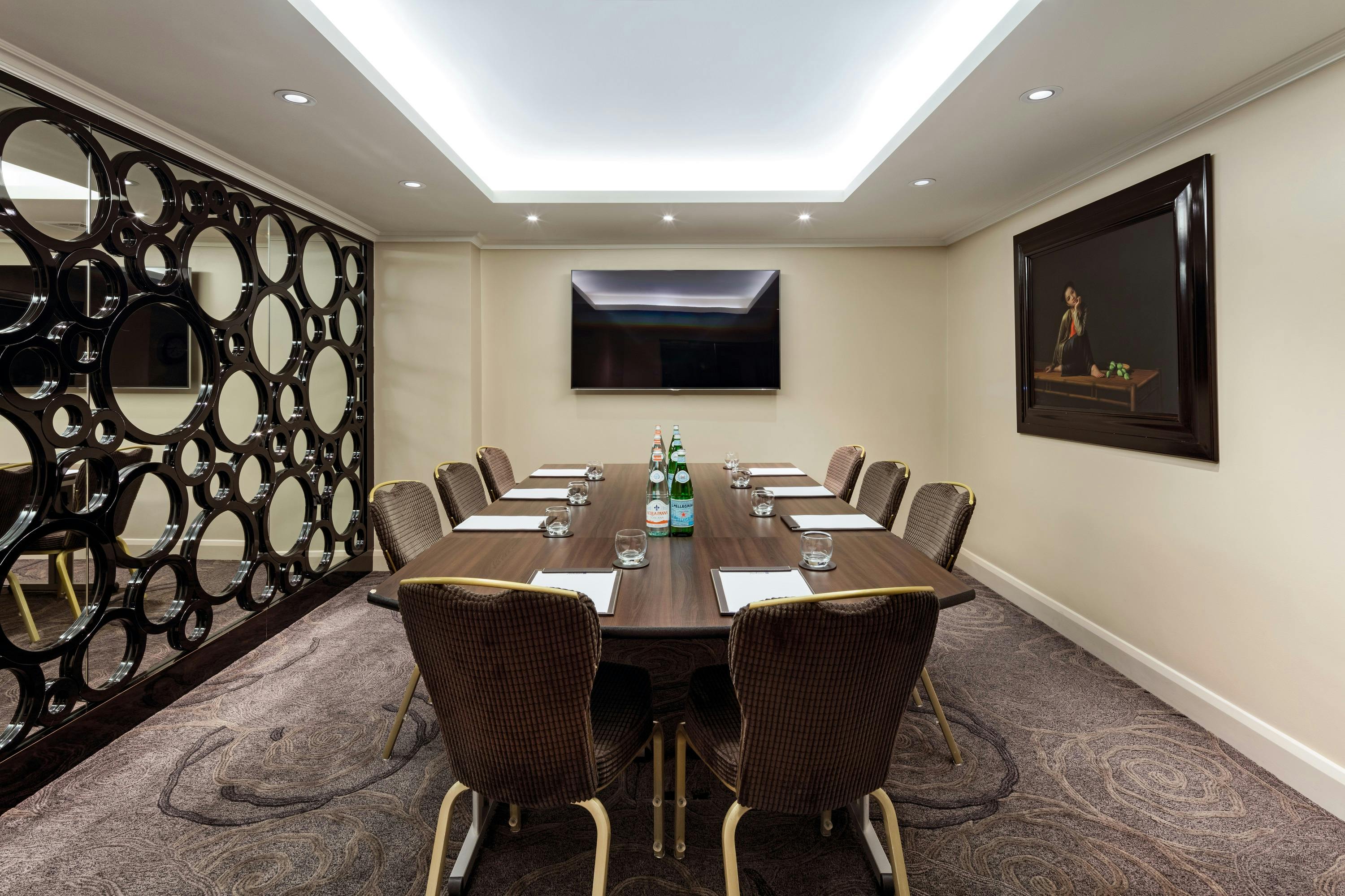 Modern meeting room in Radisson Blu London, ideal for professional gatherings and presentations.