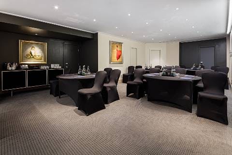 Private Suite 5 at Radisson Blu London: modern meeting room for workshops and conferences.