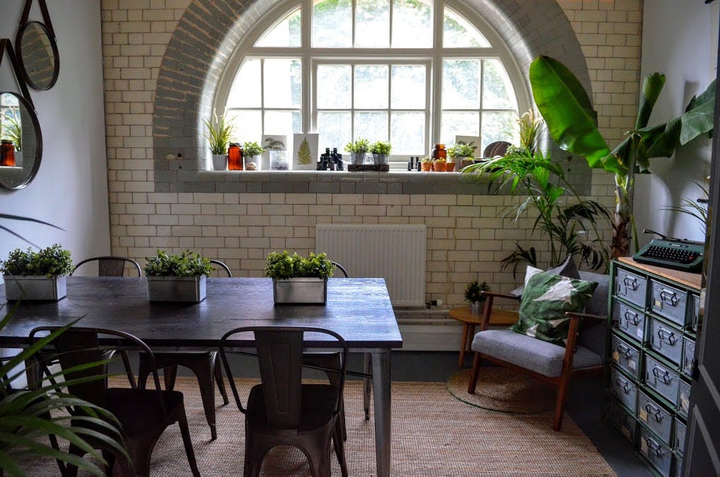 Stylish meeting room with wooden table, ideal for brainstorming and gatherings.