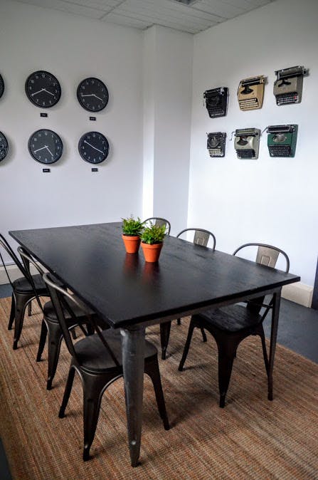 Modern meeting space with black table, ideal for corporate events and brainstorming sessions.