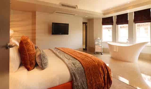 Luxurious hotel room in Radisson Blu London for meetings and retreats.