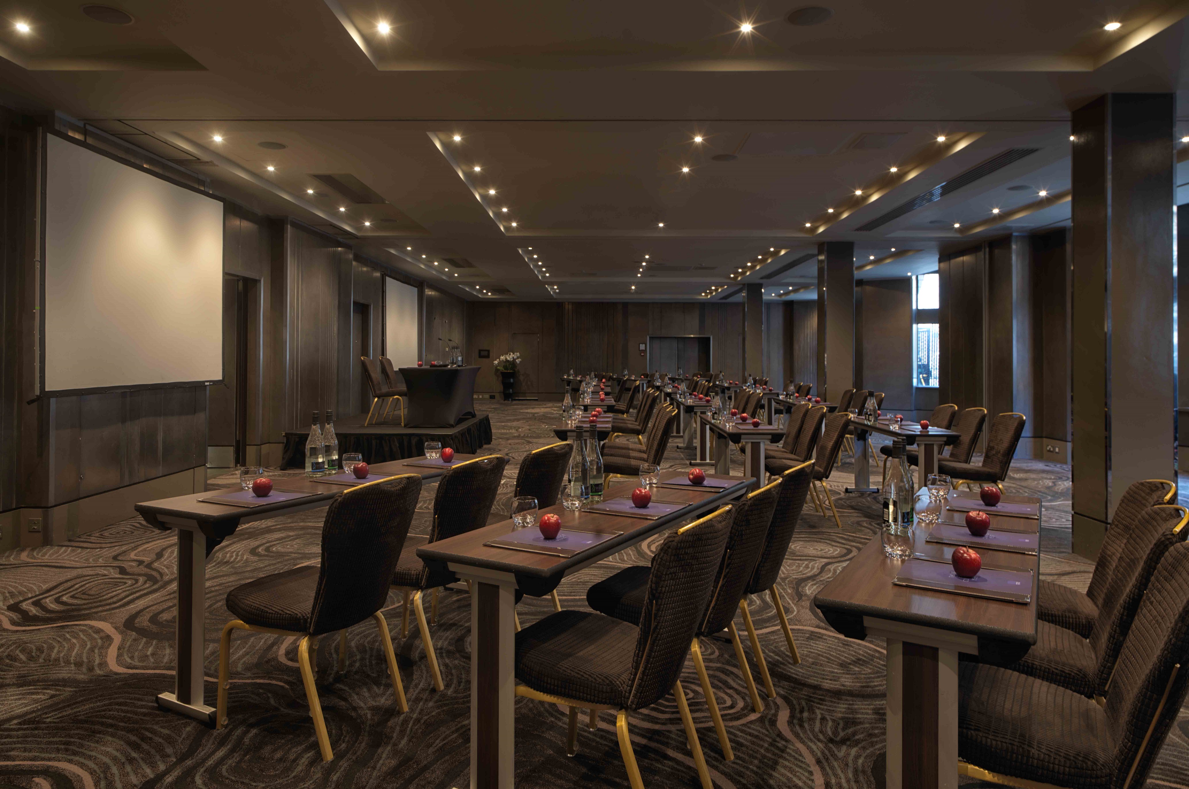 Modern meeting room in Radisson Blu London, ideal for workshops and conferences.