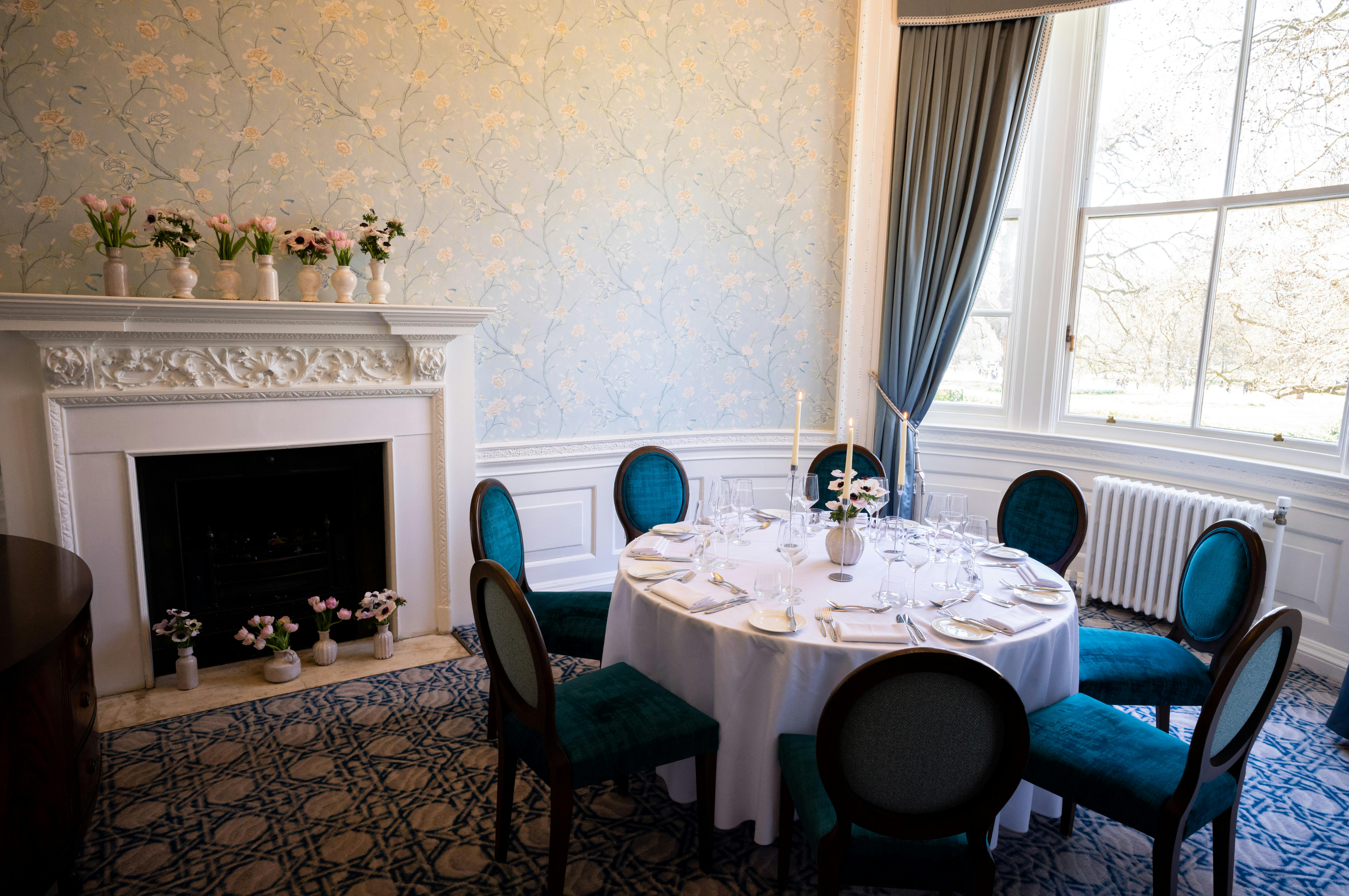 Elegant round table in well-lit Park Room, ideal for corporate meetings and private dinners.