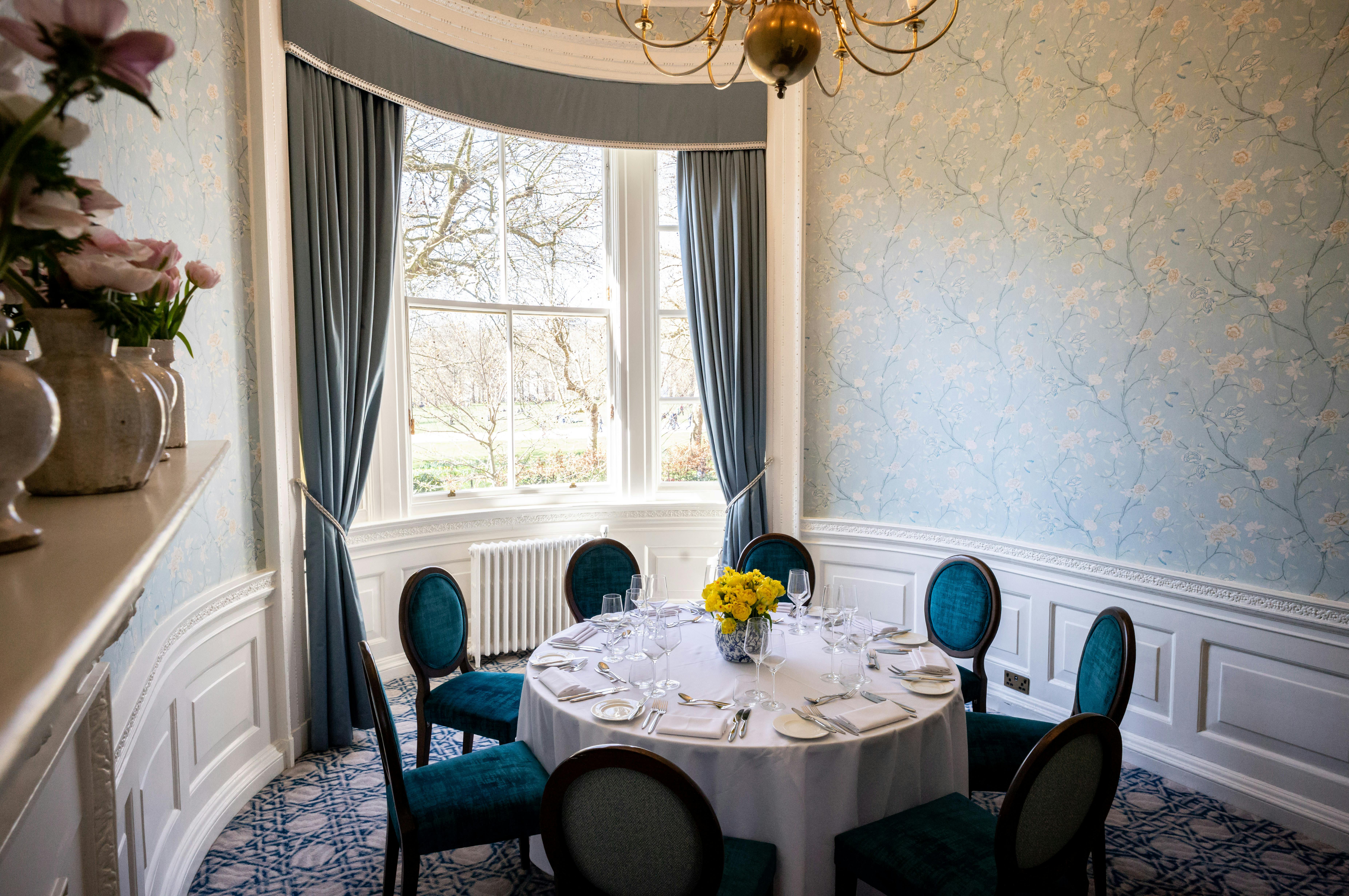 Elegant round table in stylish Park Room, ideal for corporate meetings and private dinners.