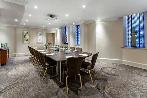 Private Room 14 at Radisson Blu, London: elegant meeting space for workshops and executive meetings.