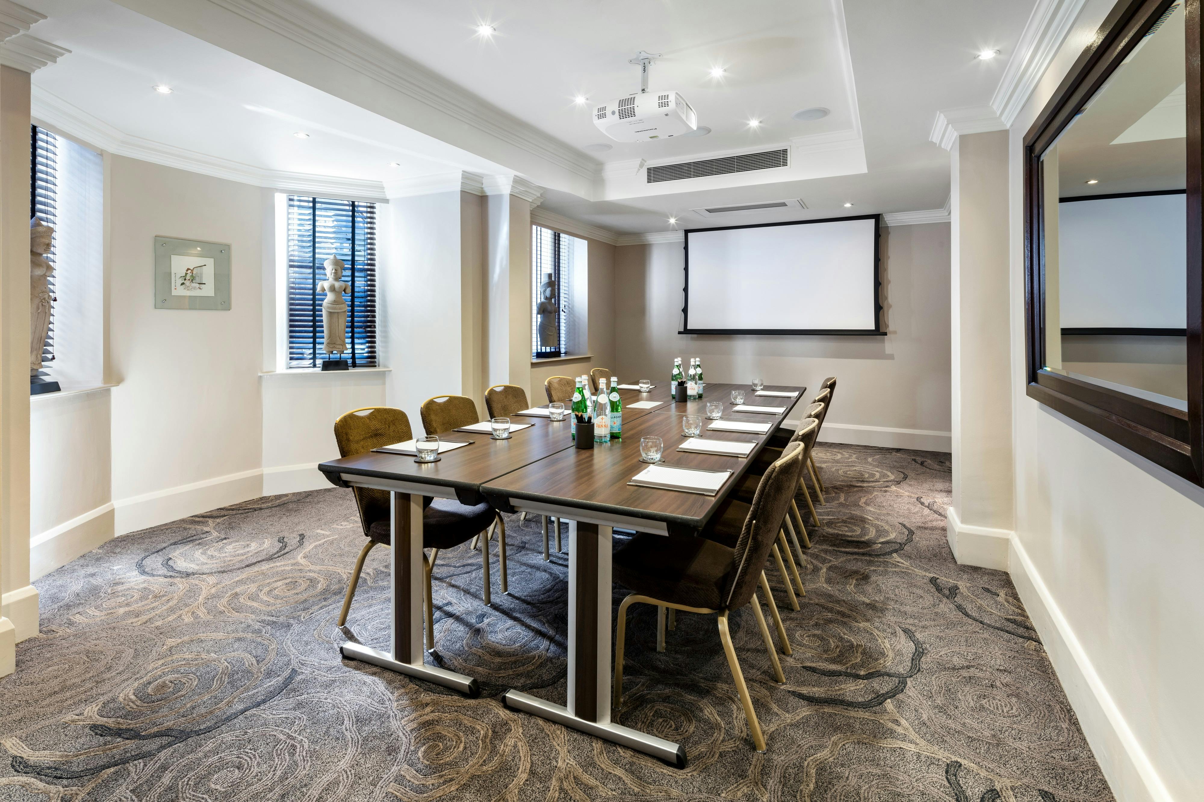 Private Room 15 at Radisson Blu, London: modern meeting space with natural light.