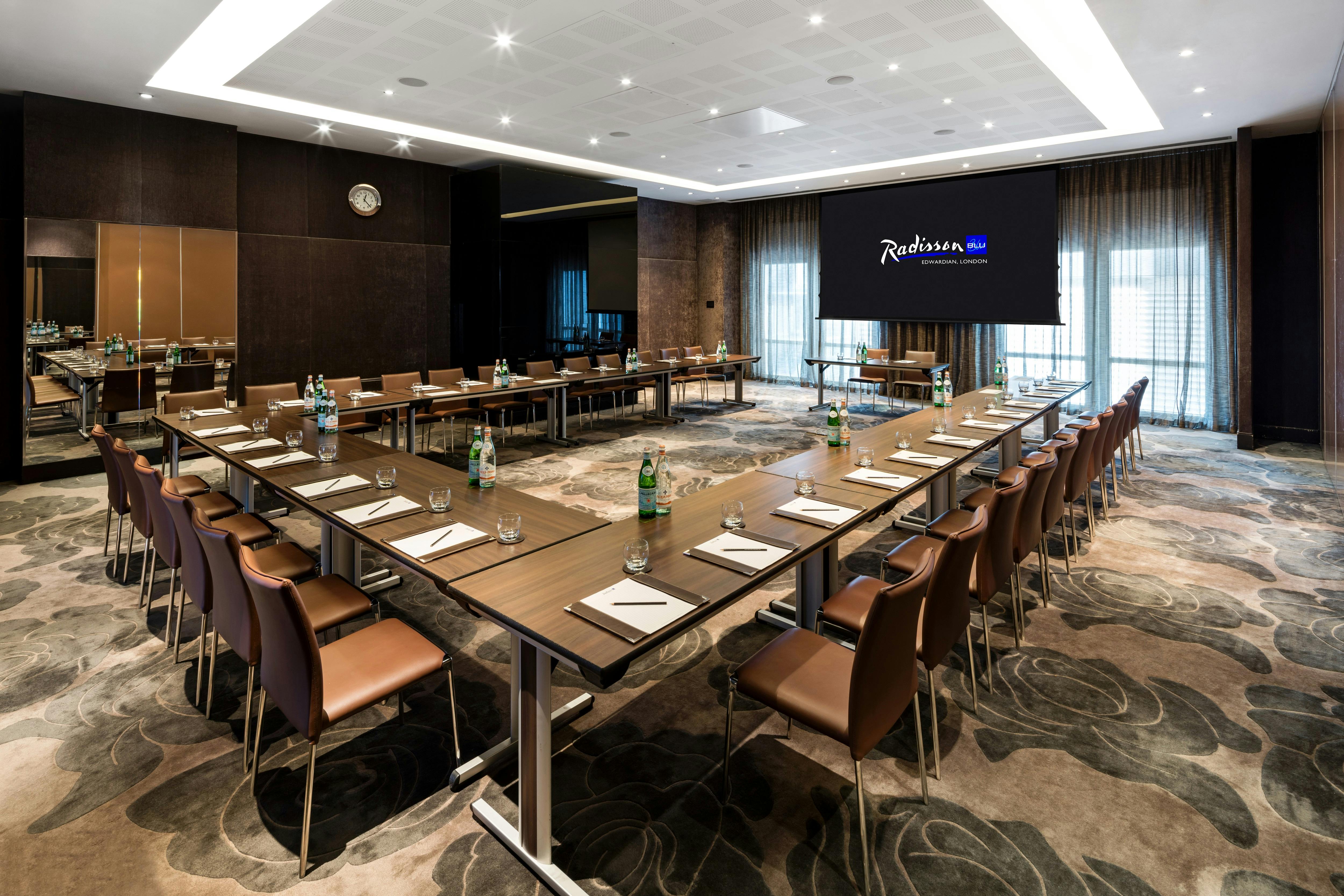 Meeting room Ontario B with large table, ideal for professional events and gatherings.