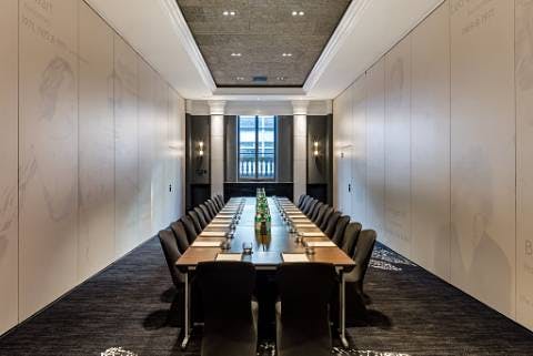 Modern meeting room with natural light, perfect for corporate events and strategic planning.