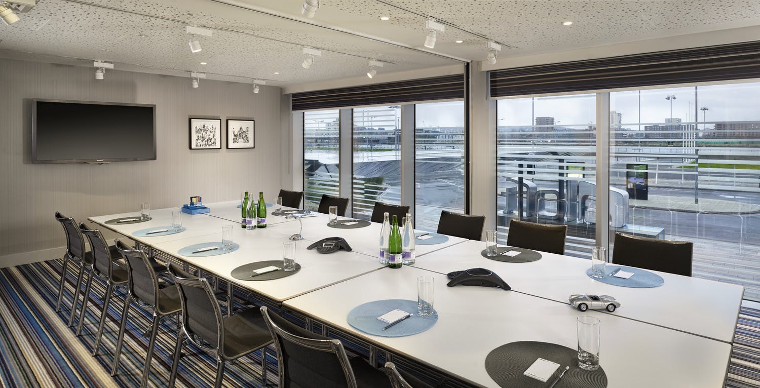 Modern meeting room Tactic 1+2 at Aloft London ExCeL, ideal for professional events.