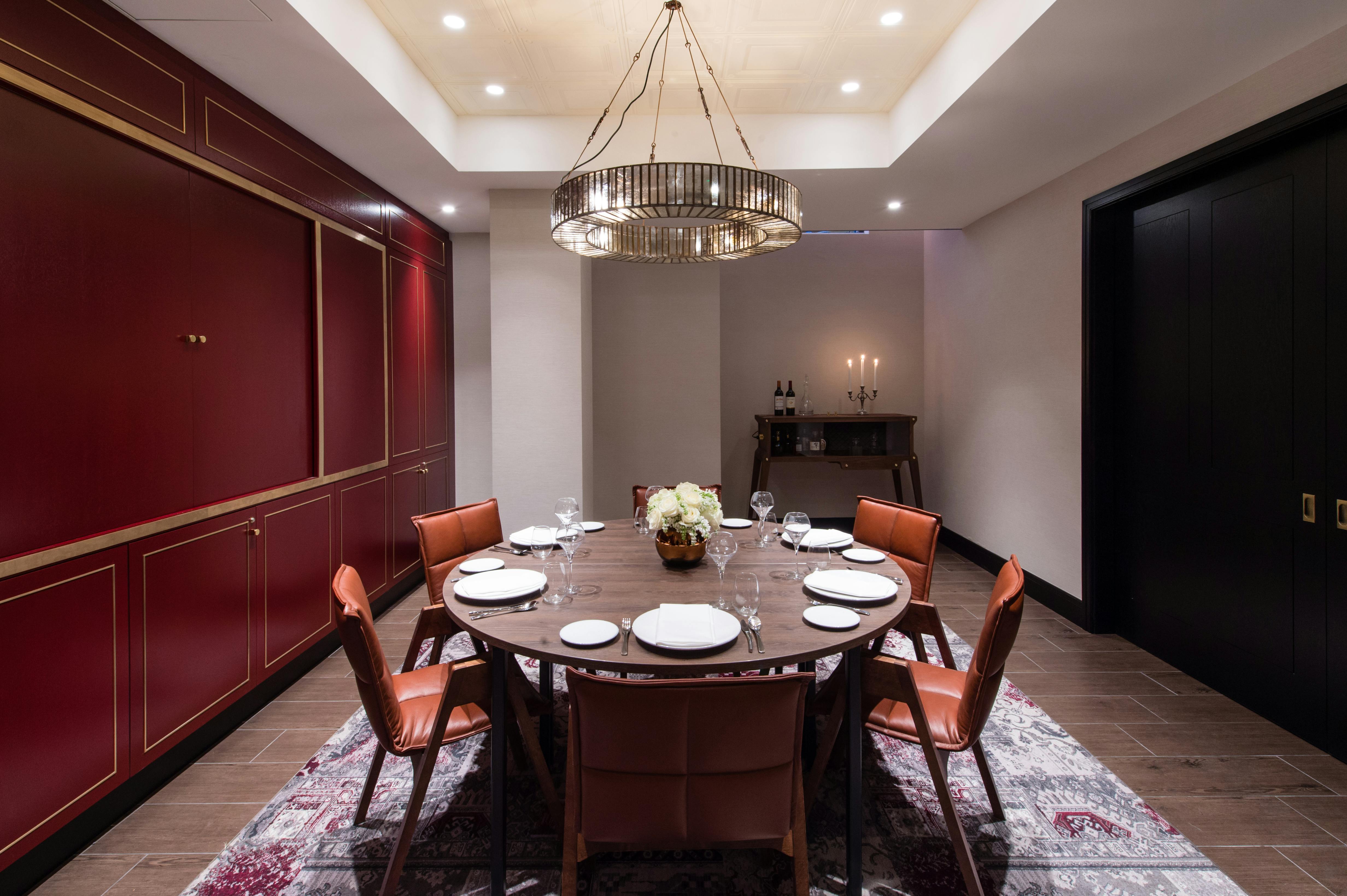 Sophisticated meeting space with round table at Vintry and Mercer Hotel for exclusive events.